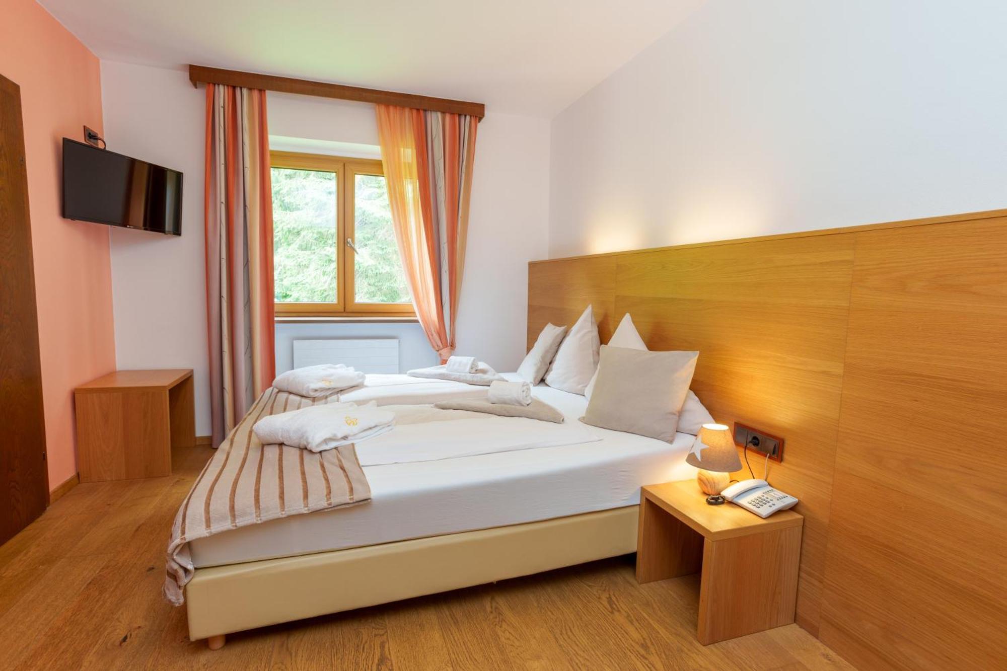 Hotel Kuenstleralm Kaprun Exterior photo