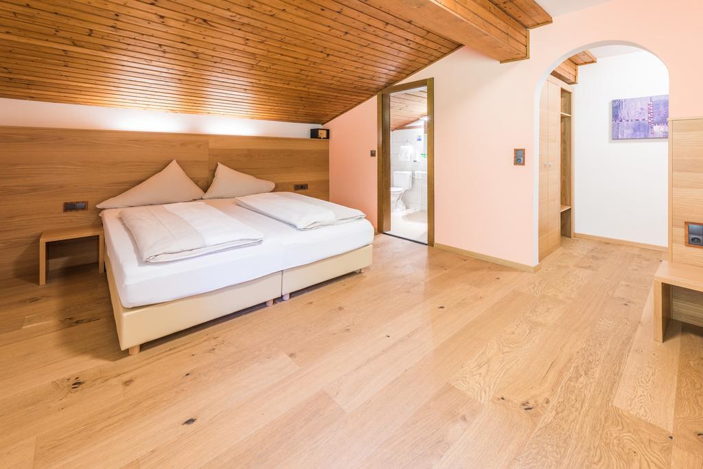 Hotel Kuenstleralm Kaprun Exterior photo