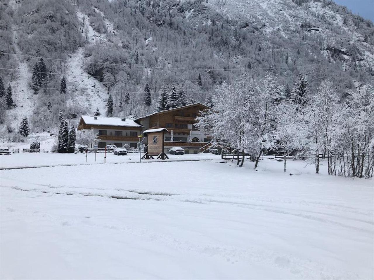 Hotel Kuenstleralm Kaprun Exterior photo
